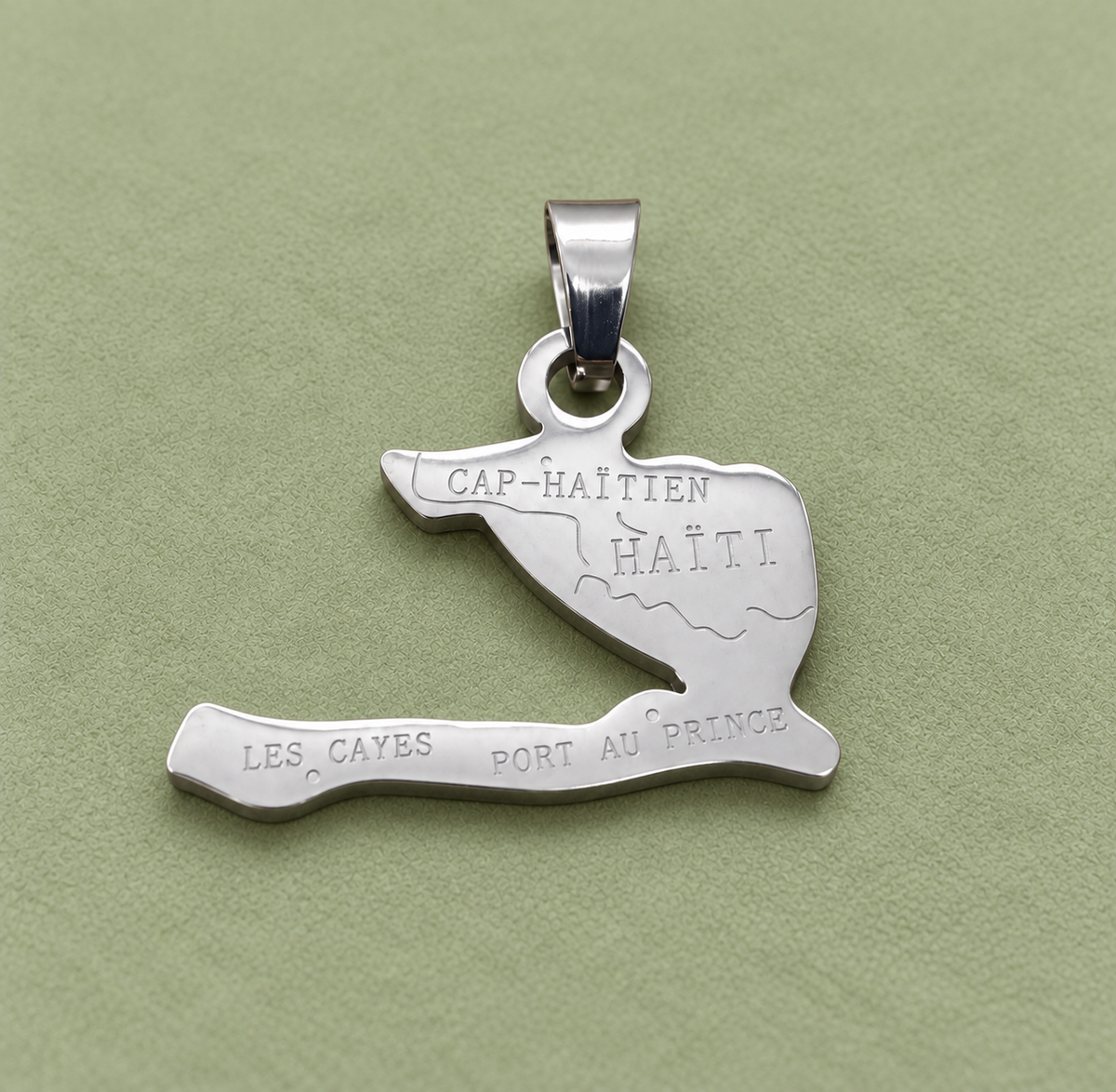 Pendentif carte Haïti – Argenté sur fond vert sauge