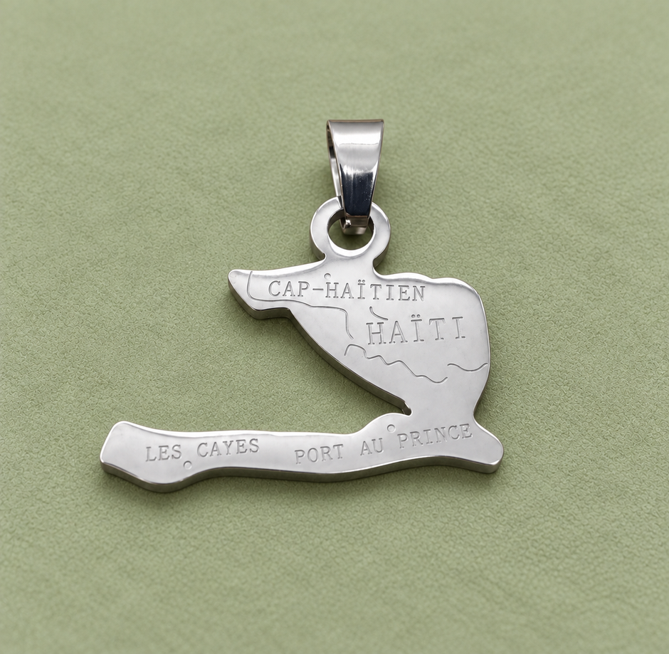 Pendentif carte Haïti – Argenté sur fond vert sauge