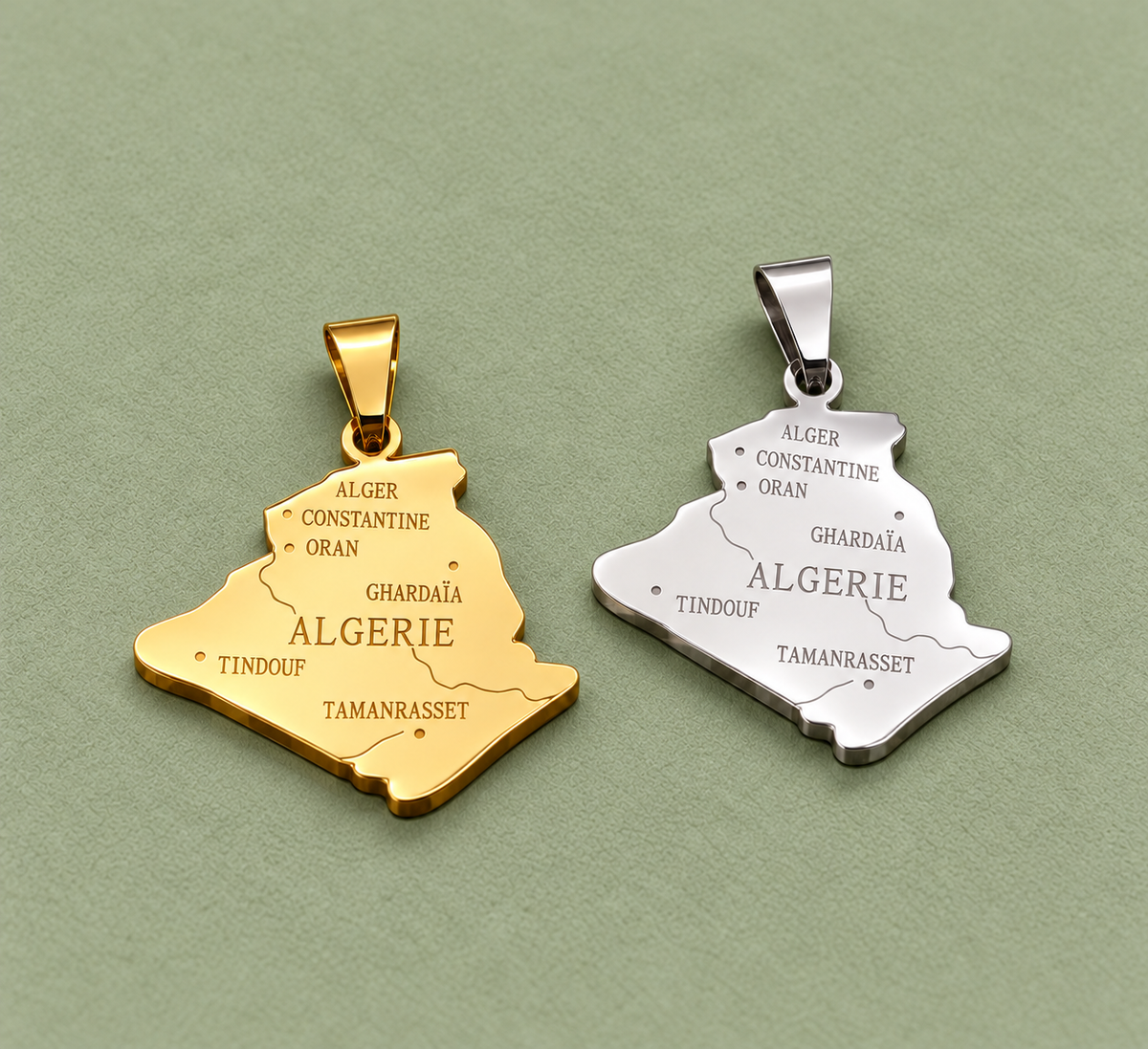 Pendentif carte Algérie – Doré et argenté sur fond vert sauge