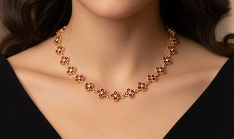Collier Rosée fleurie aux fleurs roses porté avec un haut noir