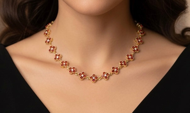 Collier Rosée fleurie aux fleurs roses porté avec un haut noir
