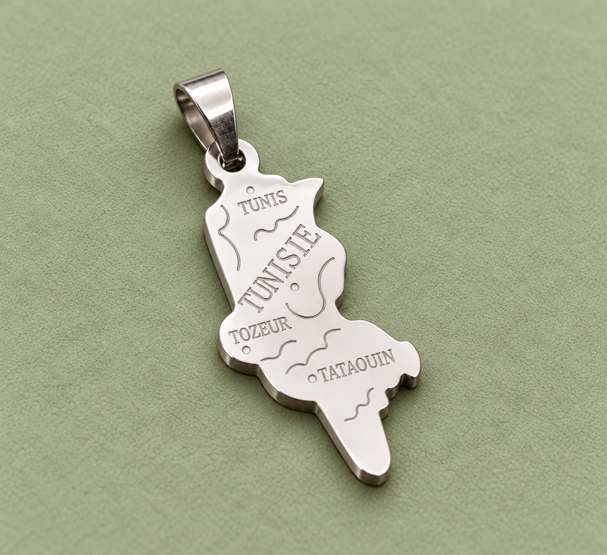 Pendentif carte Tunisie – Argenté sur fond vert sauge