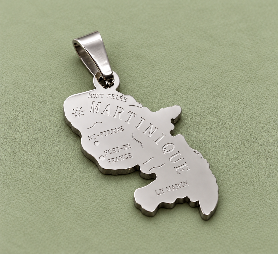Pendentif carte Martinique – Argenté sur fond vert sauge