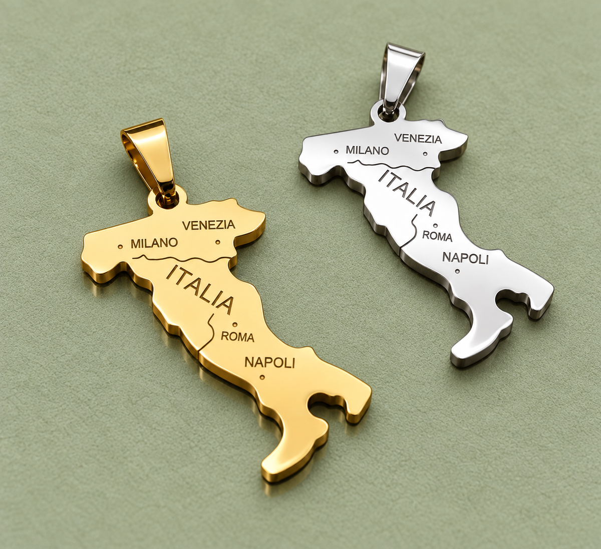 Pendentif carte Italie – Doré et argenté sur fond vert sauge