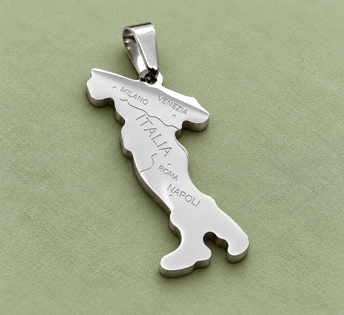 Pendentif carte Italie – Argenté sur fond vert sauge