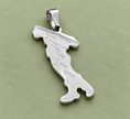 Pendentif carte Italie – Argenté sur fond vert sauge