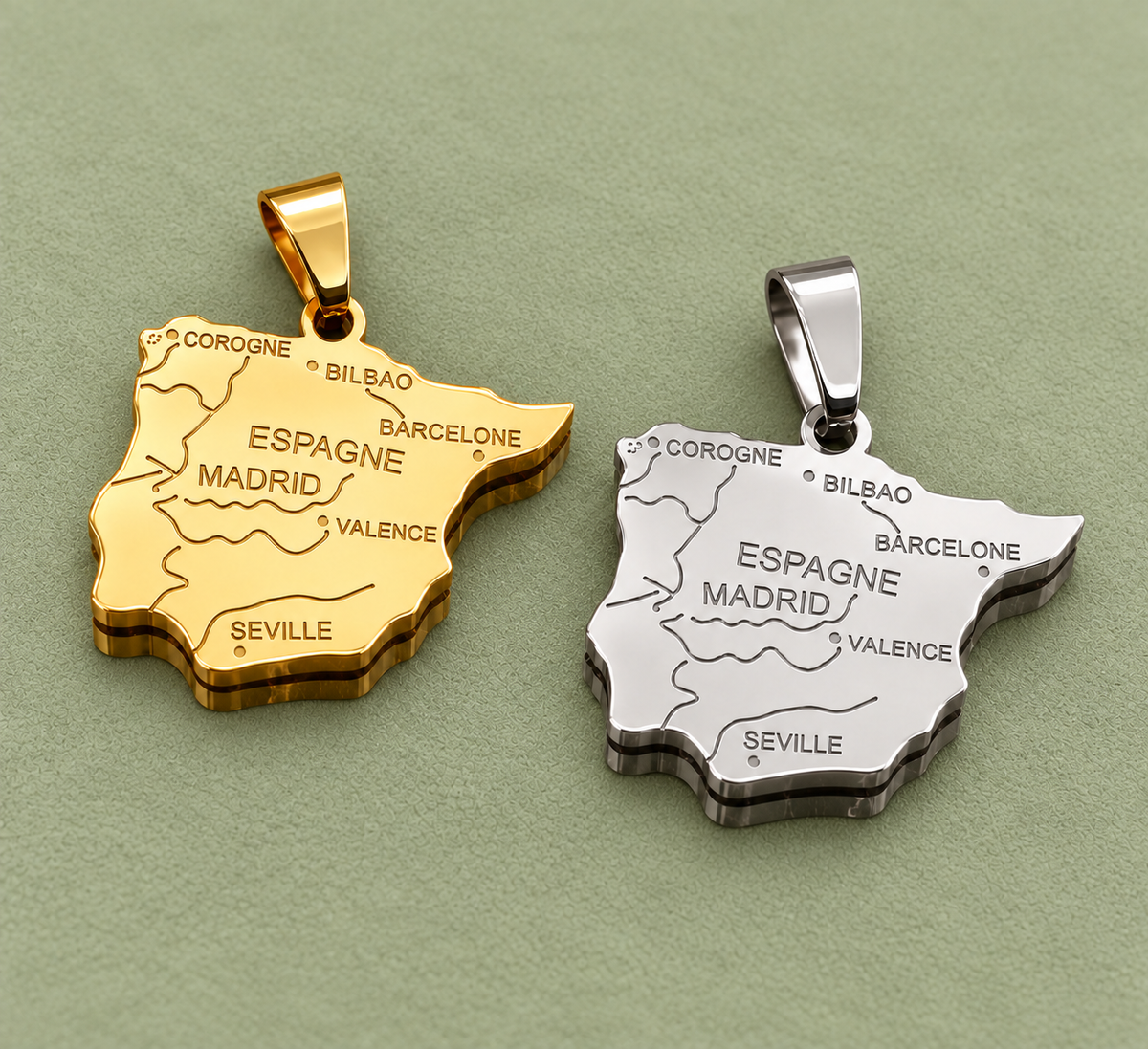 Pendentif carte Espagne – Doré et argenté sur fond vert sauge