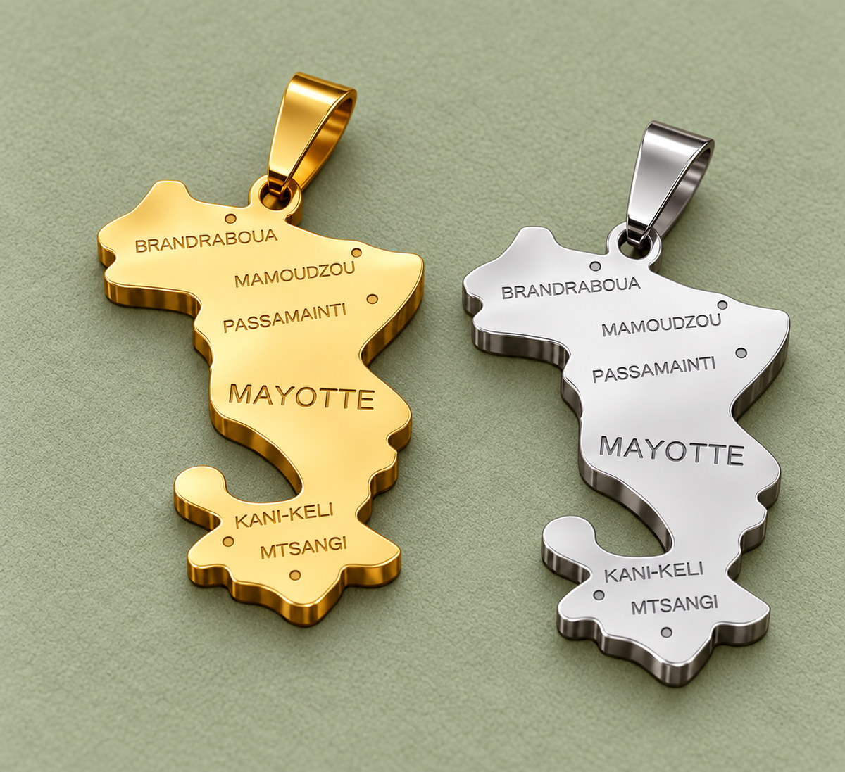 Pendentif carte Mayotte – Doré et argenté sur fond vert sauge