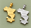 Pendentif carte Mayotte – Doré et argenté sur fond vert sauge