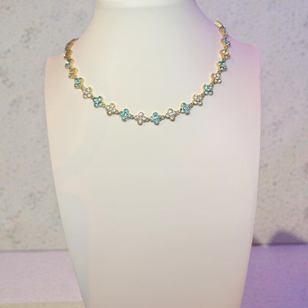 Collier Rosée fleurie turquoise et vert sur un buste ivoire