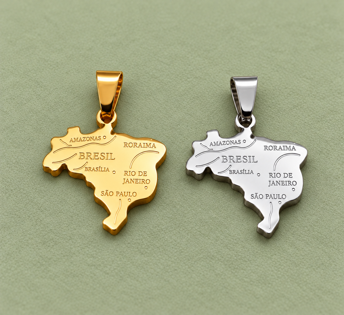Pendentif carte Brésil – Doré et argenté sur fond vert sauge