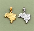 Pendentif carte Brésil – Doré et argenté sur fond vert sauge