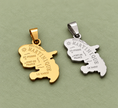Pendentif carte Martinique – Doré et argenté sur fond vert sauge