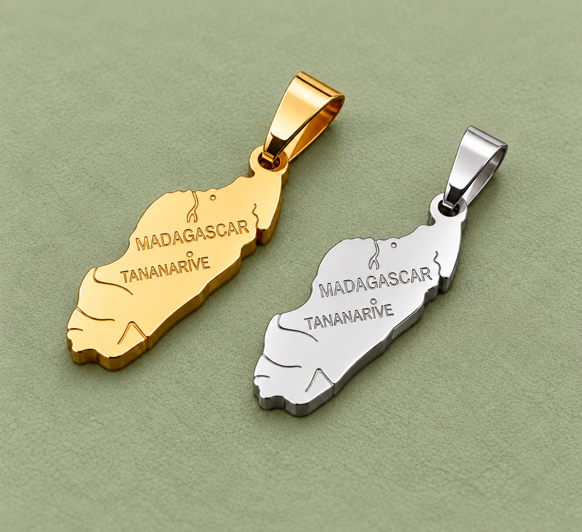 Pendentif carte Madagascar – Doré et argenté sur fond vert sauge