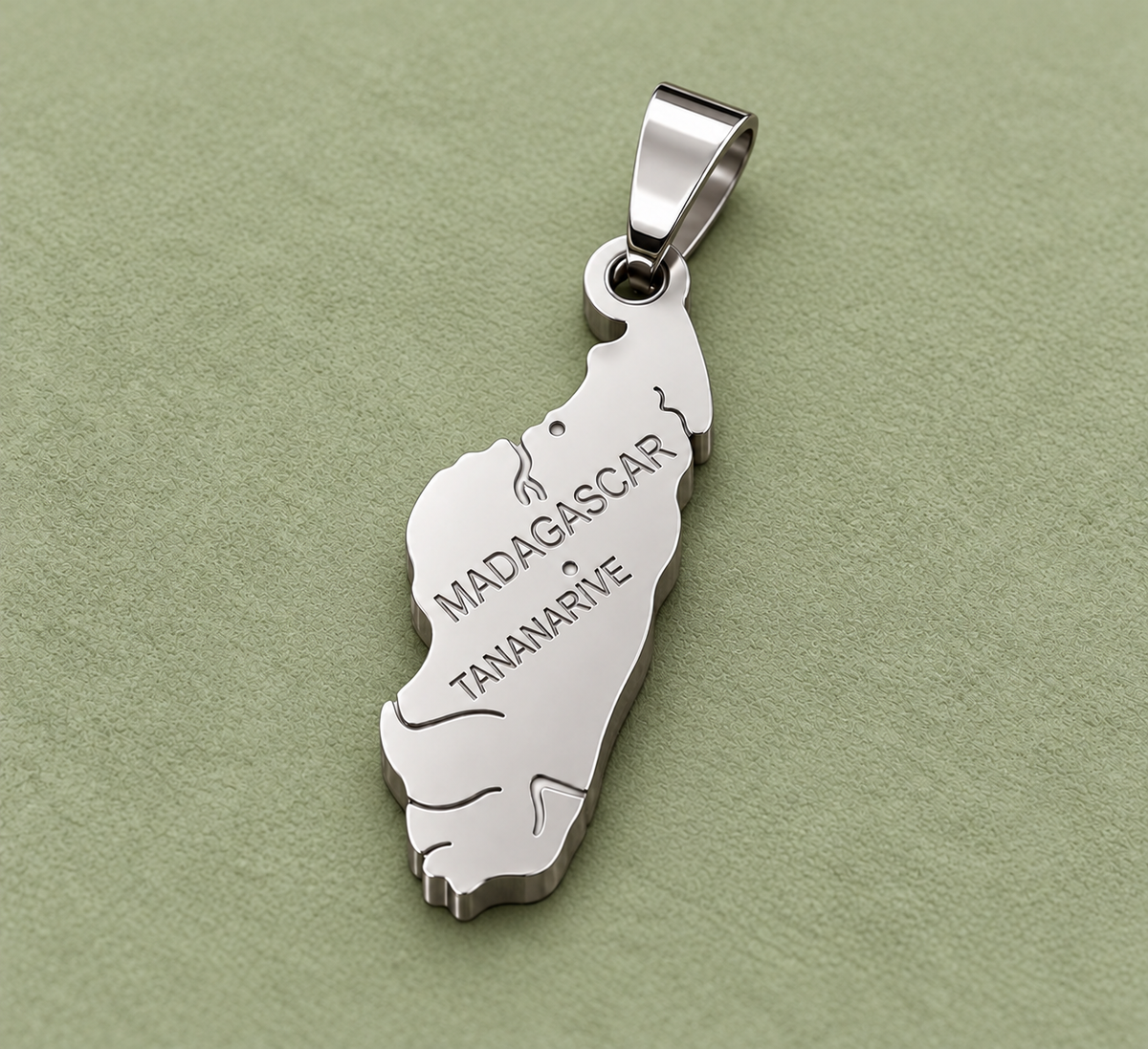 Pendentif carte Madagascar – Argenté sur fond vert sauge