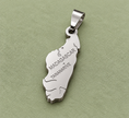 Pendentif carte Madagascar – Argenté sur fond vert sauge