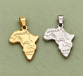 Pendentif carte Afrique – Doré et argenté sur fond vert sauge