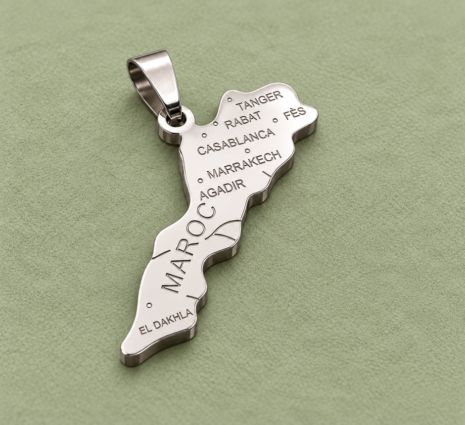 Pendentif carte Maroc – Argenté sur fond vert sauge