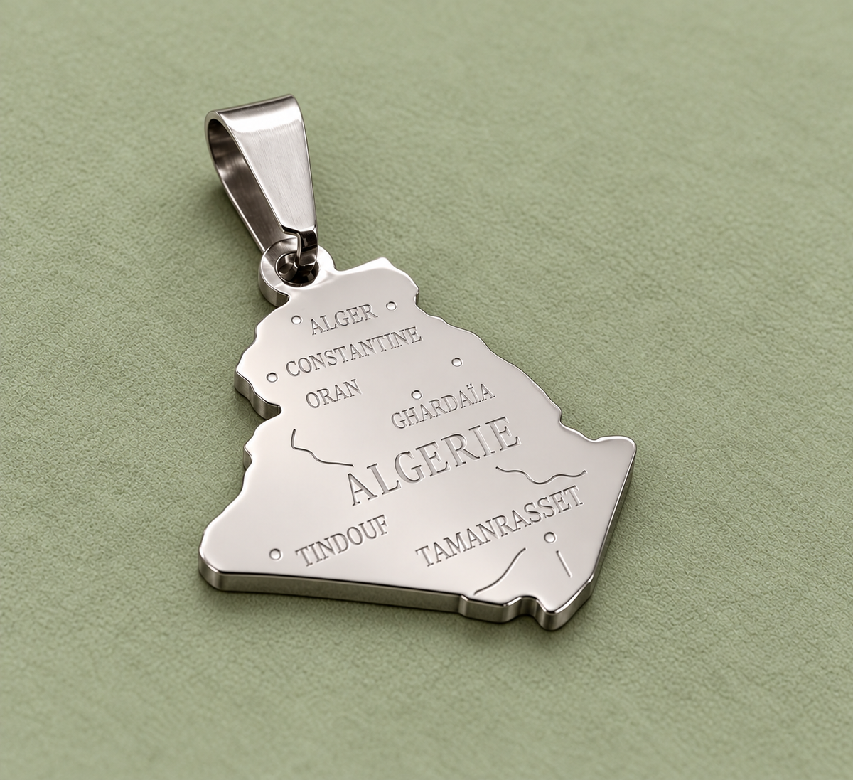 Pendentif carte Algérie – Argenté sur fond vert sauge