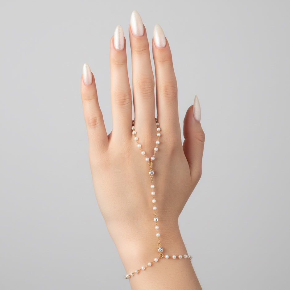 Bijoux de main perlés