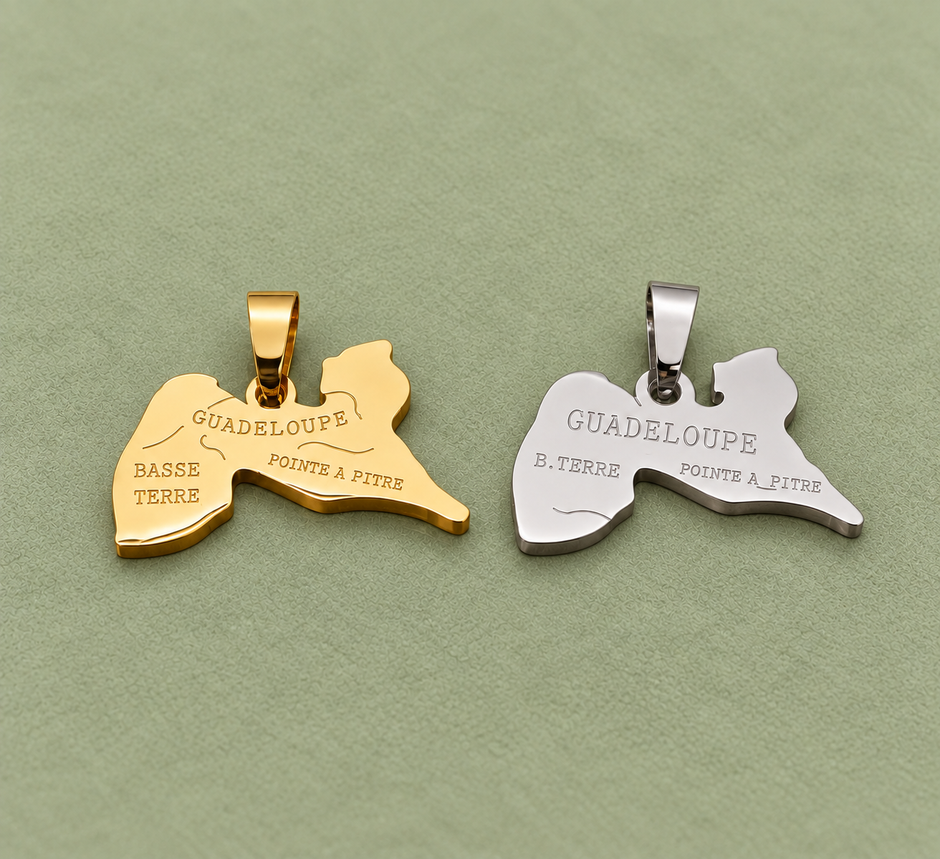 Pendentif carte Guadeloupe – Doré et argenté sur fond vert sauge