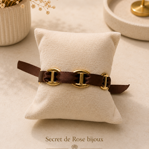 Bracelet Ruban & Maille Marine doré à ruban marron sur coussin ivoire