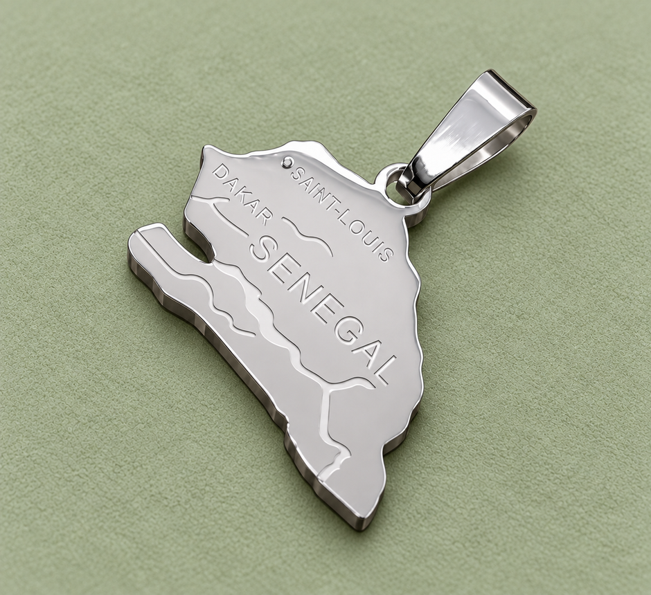 Pendentif carte Sénégal – Argenté sur fond vert sauge