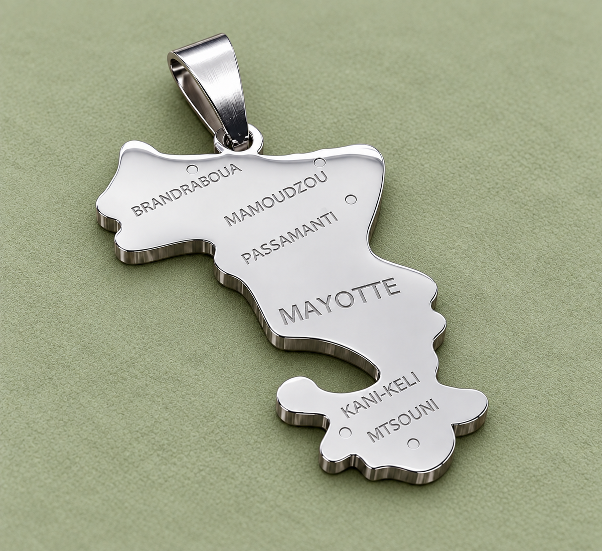 Pendentif carte Mayotte – Argenté sur fond vert sauge