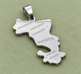 Pendentif carte Mayotte – Argenté sur fond vert sauge