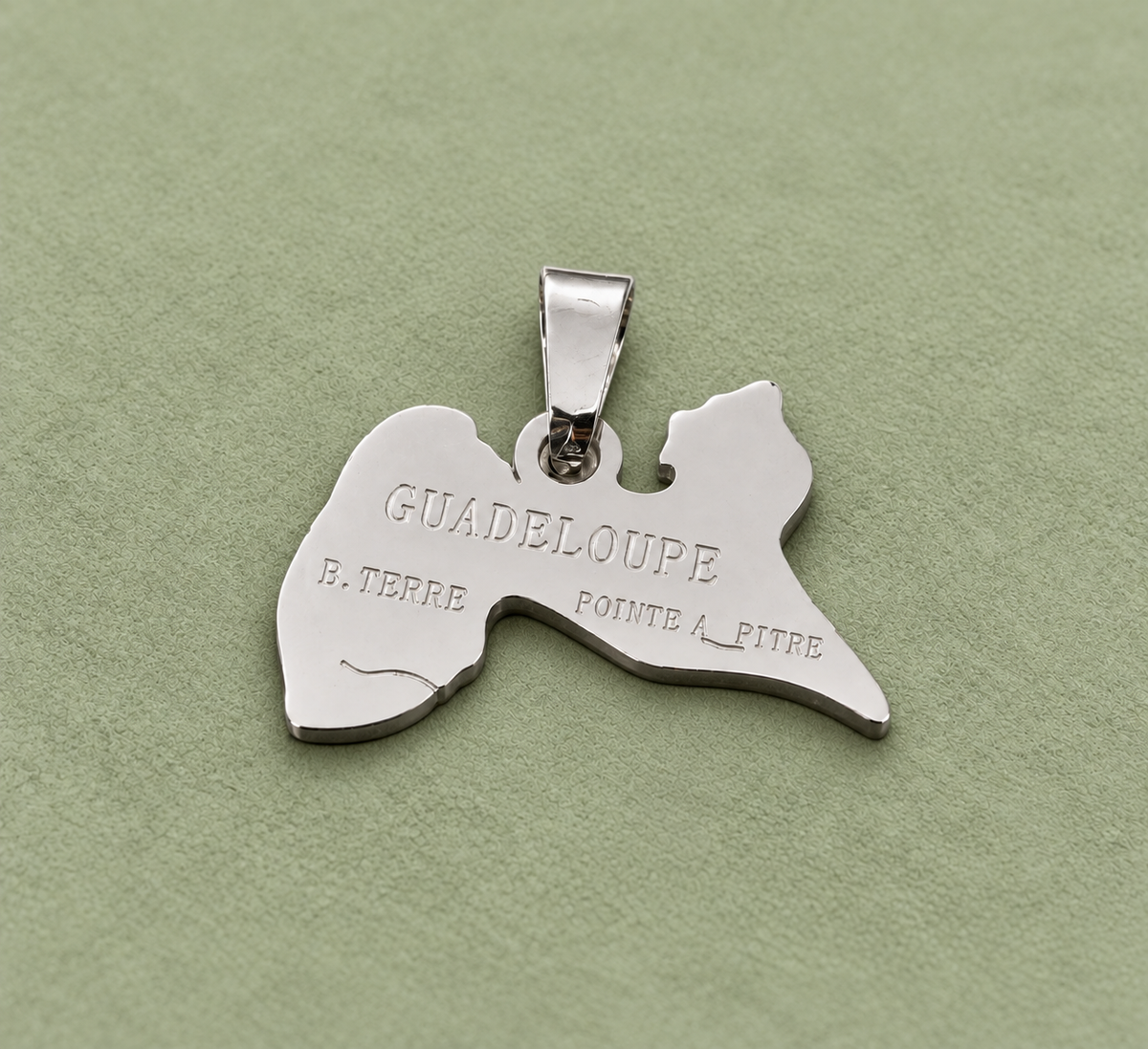 Pendentif carte Guadeloupe – Argenté sur fond vert sauge