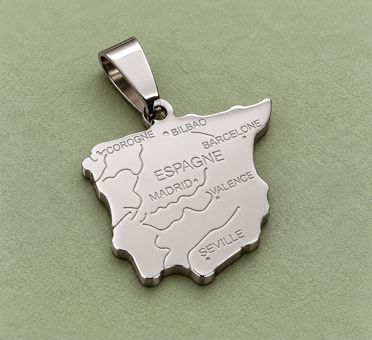 Pendentif carte Espagne – Argenté sur fond vert sauge