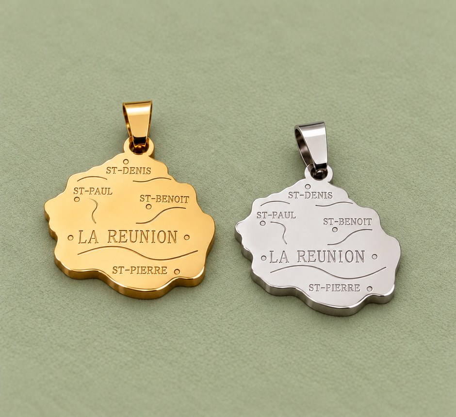 Pendentif carte Réunion – Doré et argenté sur fond vert sauge