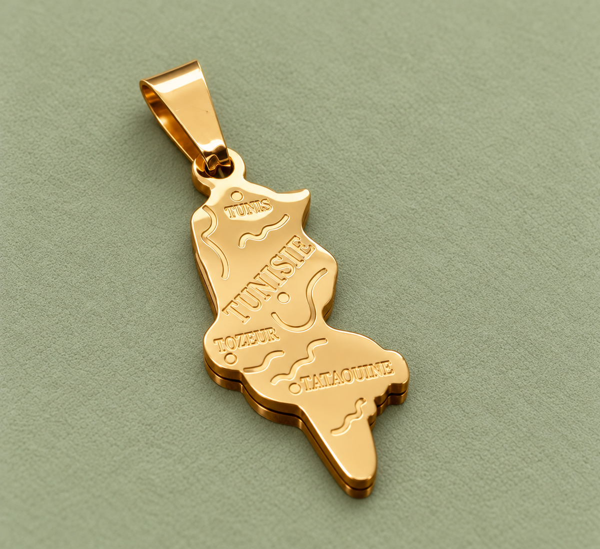 Pendentif carte Tunisie – Doré sur fond vert sauge