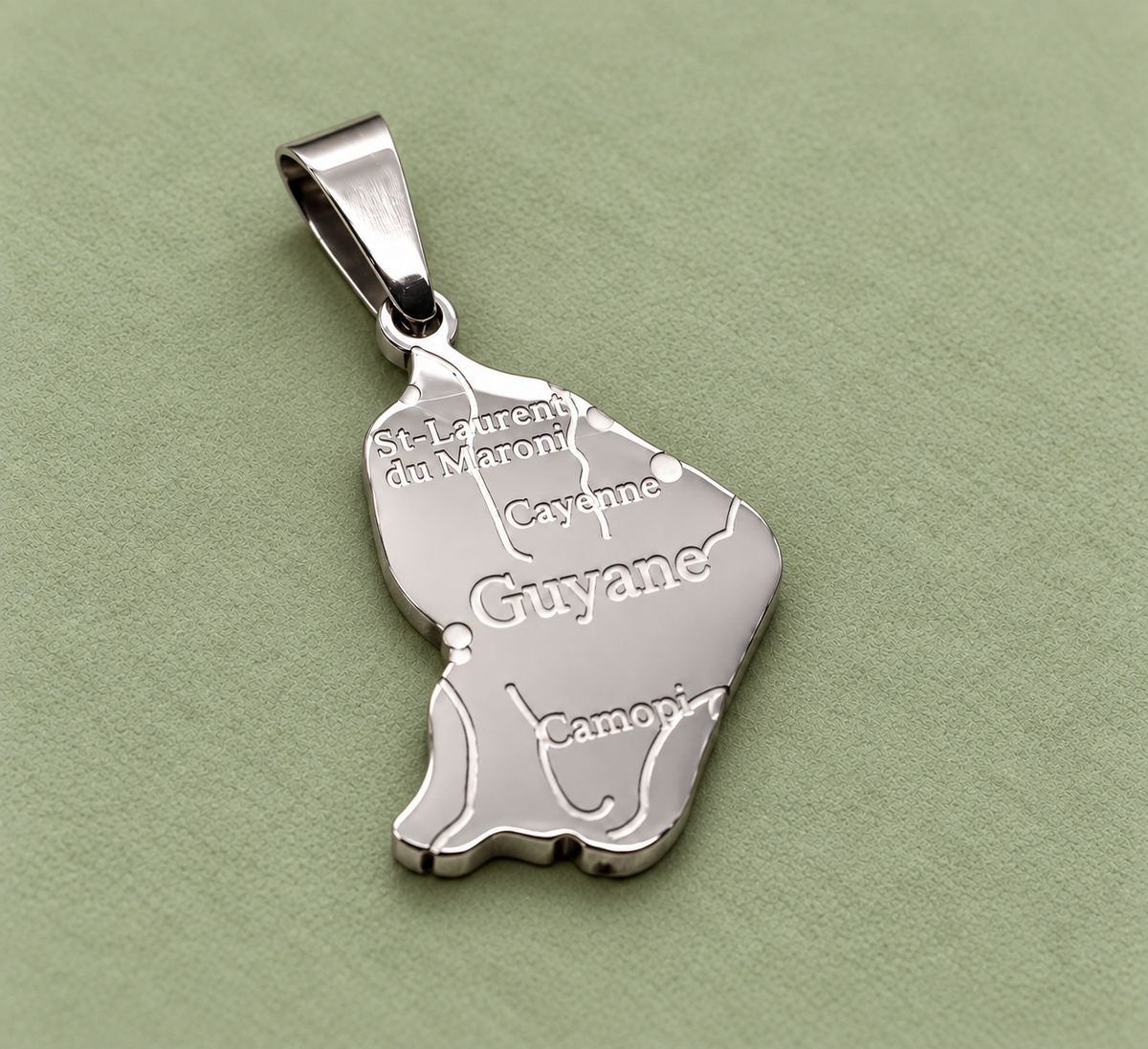 Pendentif carte Guyane – Argenté sur fond vert sauge