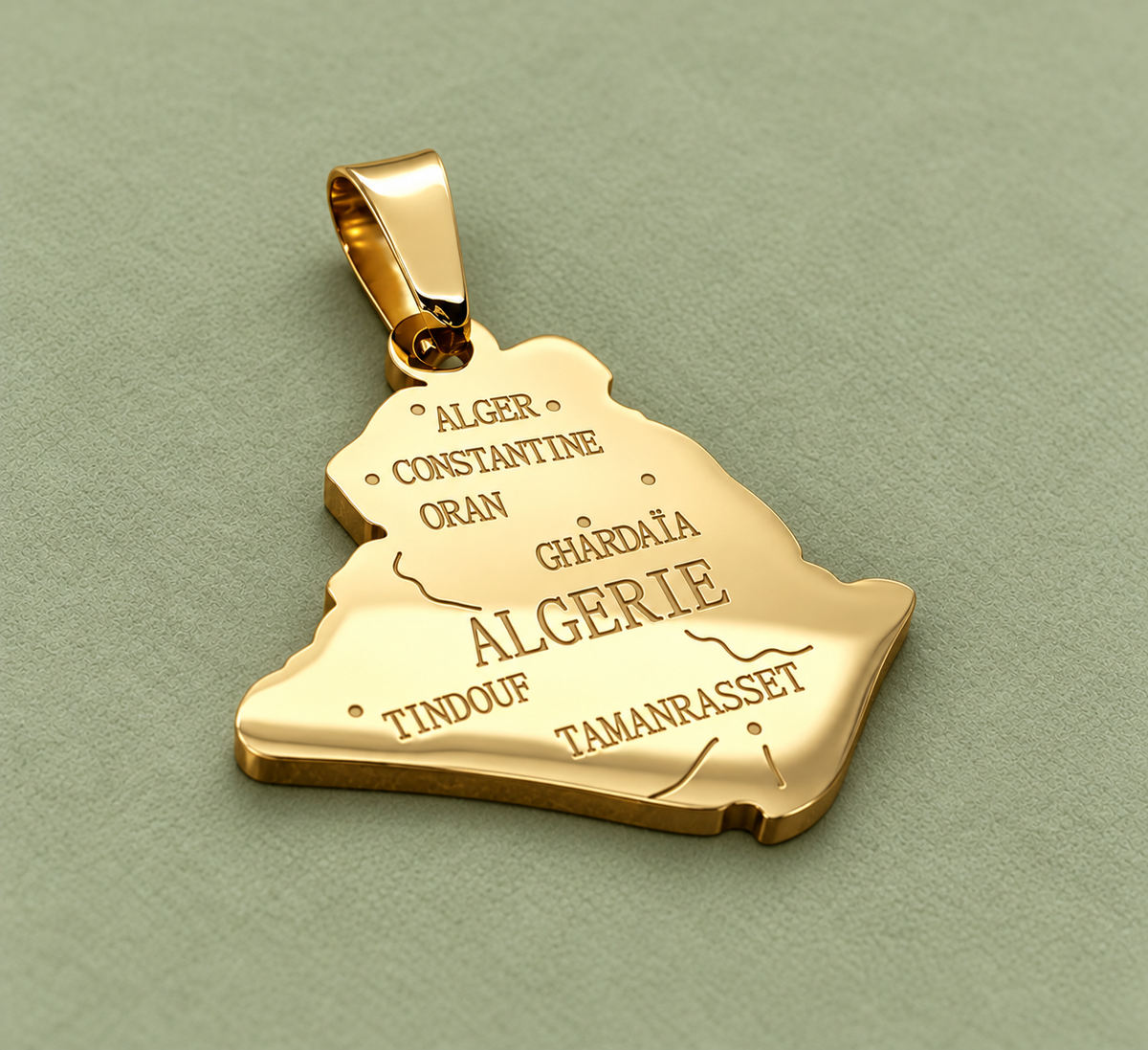 Pendentif carte Algérie – Doré sur fond vert sauge