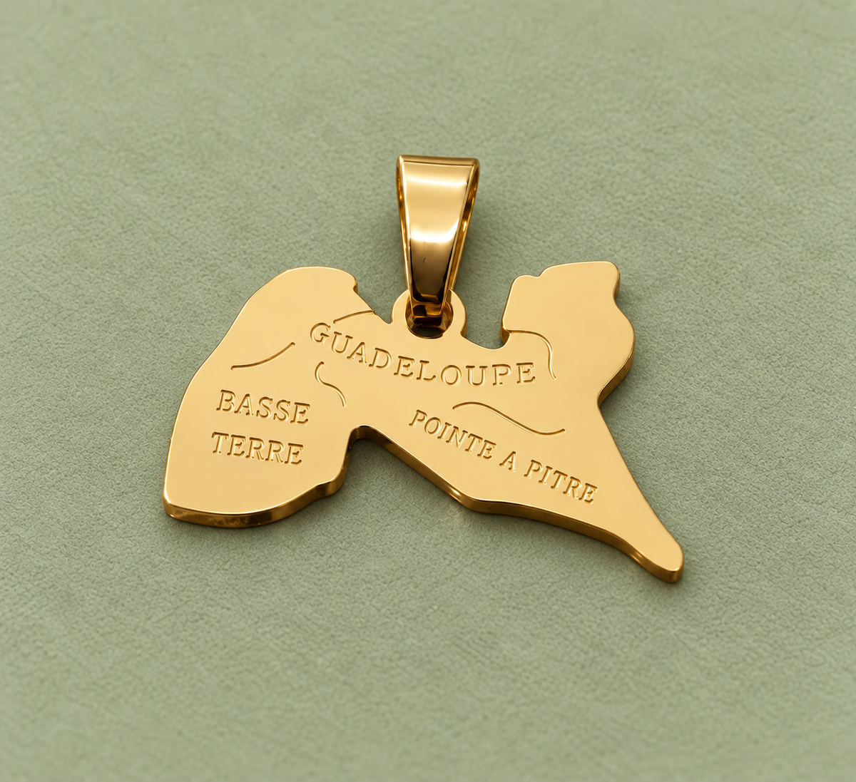 Pendentif carte Guadeloupe – Doré sur fond vert sauge