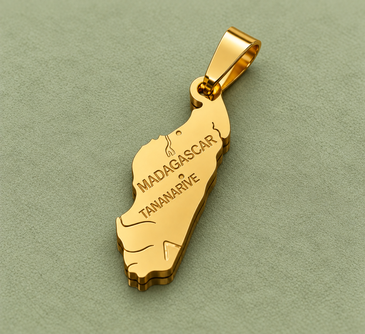 Pendentif carte Madagascar – Doré sur fond vert sauge