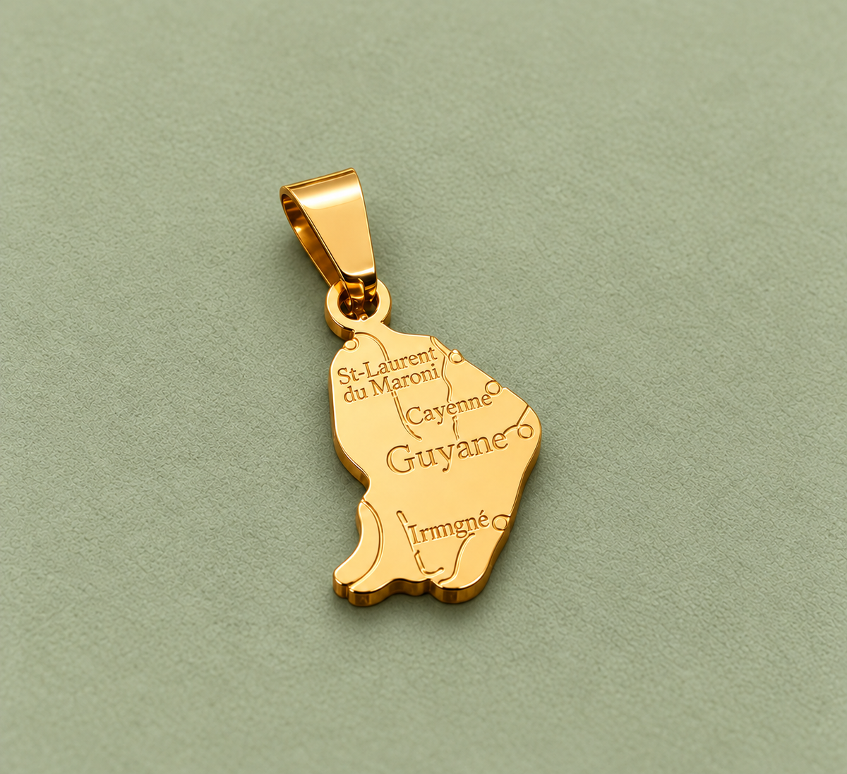 Pendentif carte Guyane – Doré sur fond vert sauge