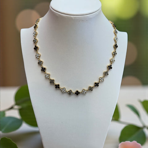 Collier Rosée fleurie aux fleurs sombres sur un buste blanc
