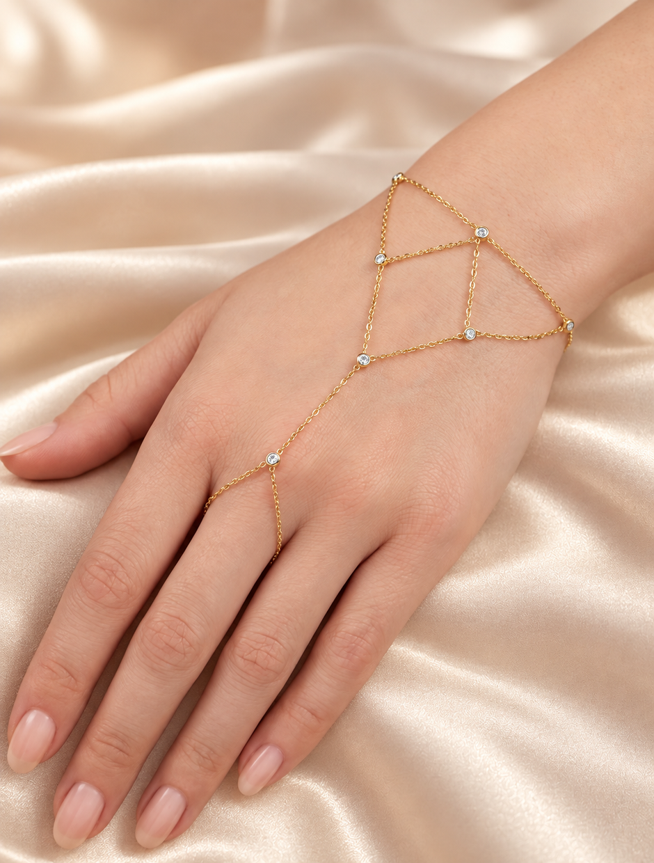 Bijou de main Constellation doré porté, fines chaînes géométriques et détails ronds scintillants