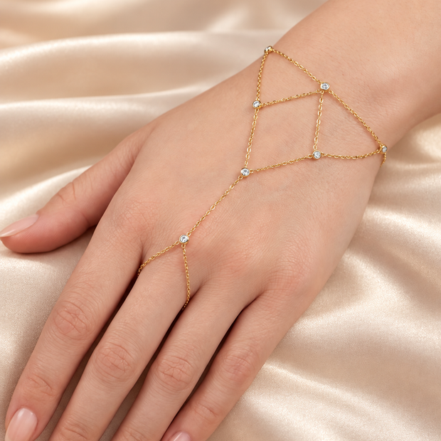 Bijou de main Constellation doré porté, fines chaînes géométriques et détails ronds scintillants