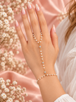 Bijou de main doré à petites perles blanches et détails scintillants, porté sur une femme – Secret de Rose bijoux