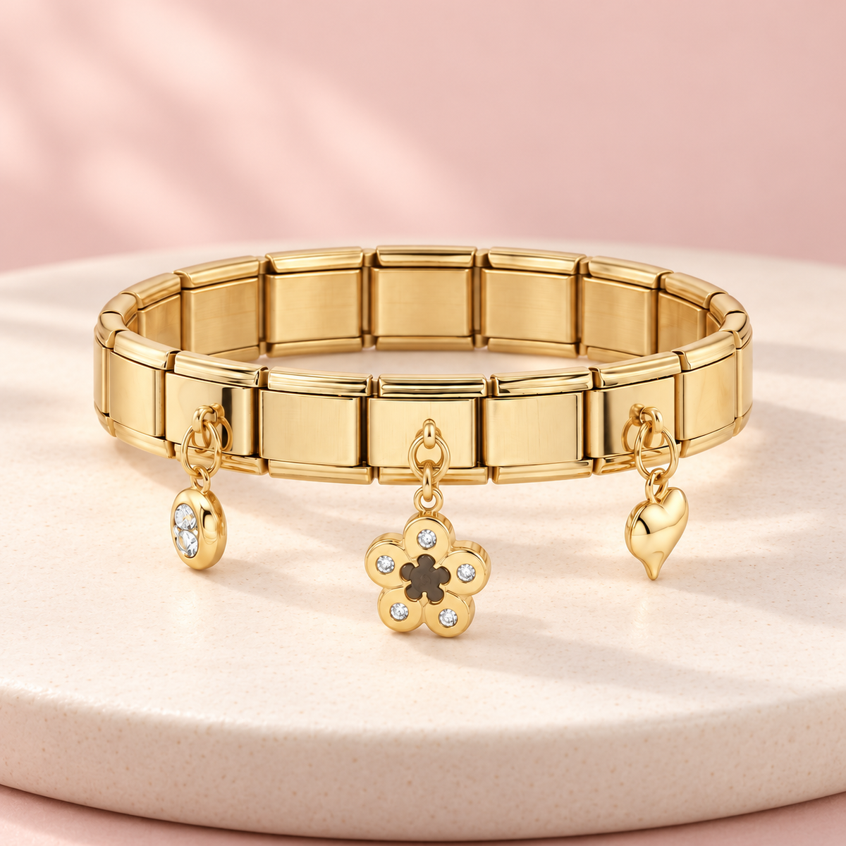 Bracelet Bella doré extensible – Fleur & cœur sur support ivoire