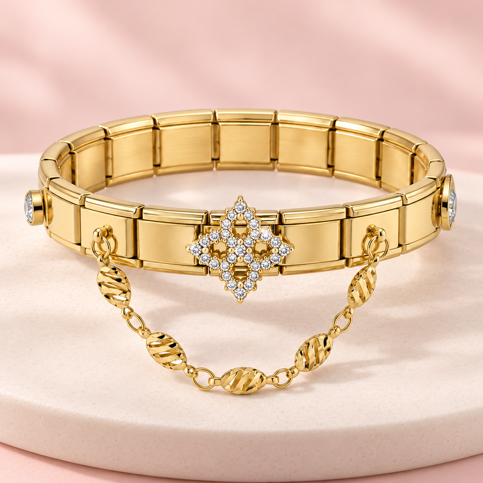 Bracelet Bella doré extensible – Fleur scintillante sur support ivoire