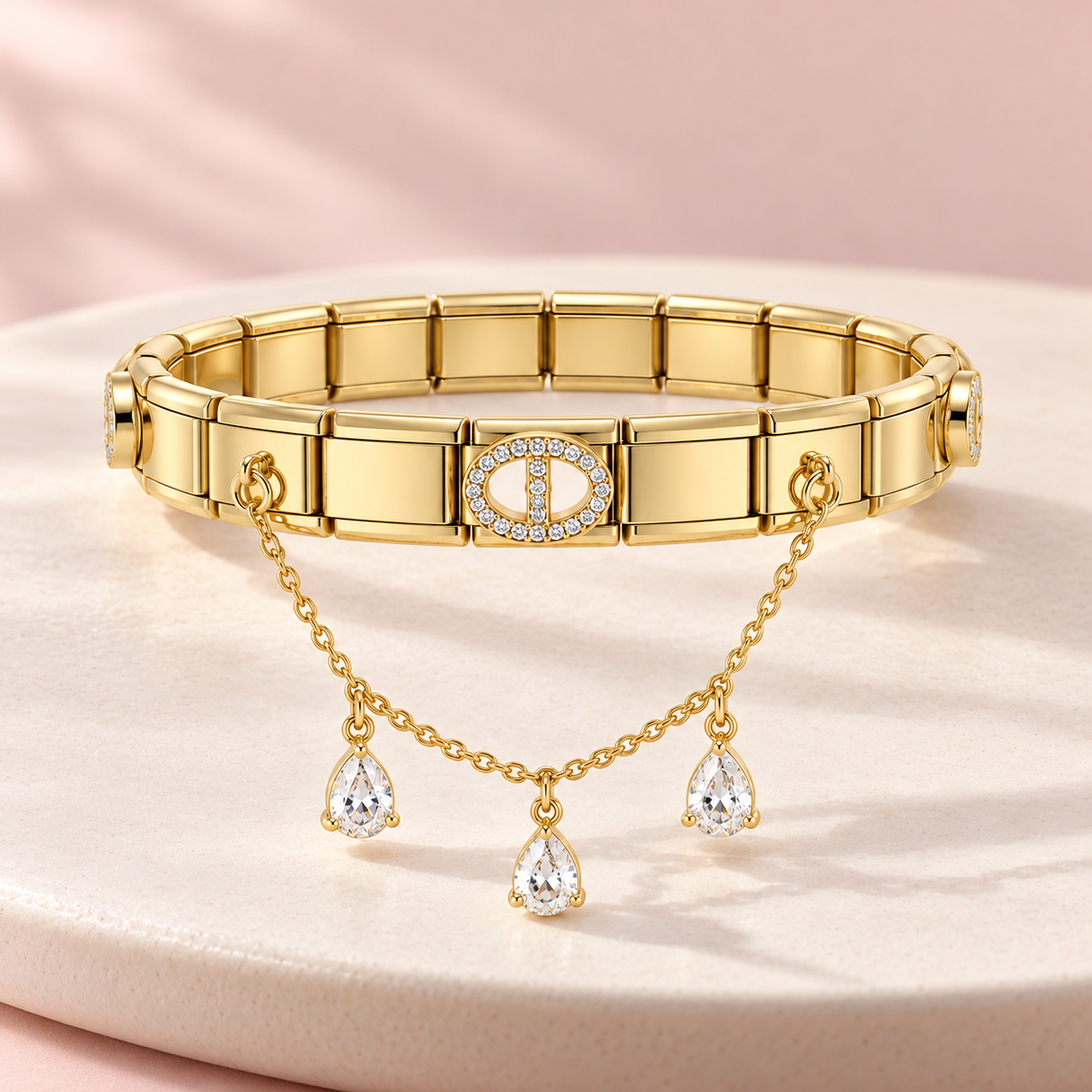 Bracelet Bella doré extensible – Gouttes scintillantes sur support ivoire