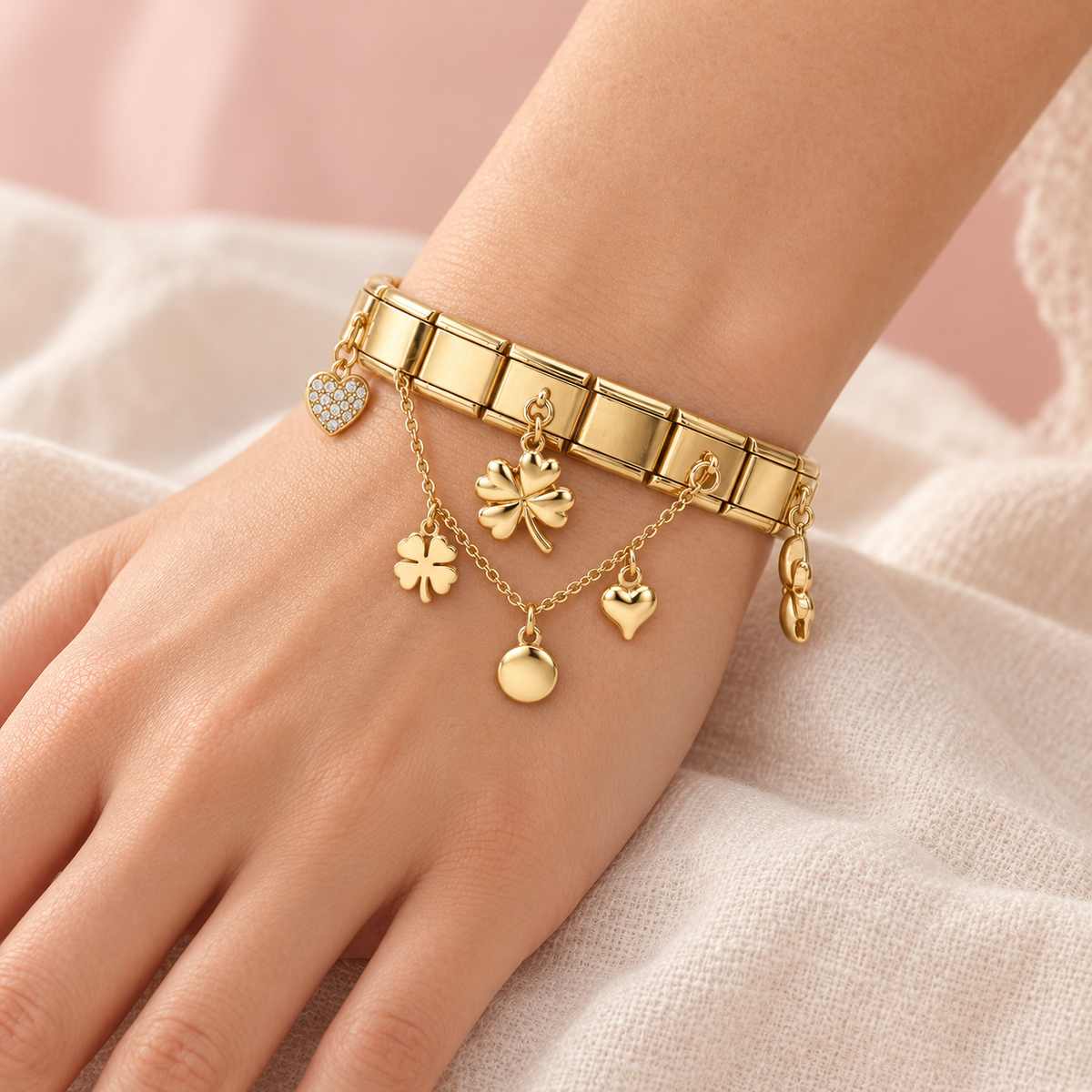 Bracelet Bella doré extensible, modèle Trèfles et cœurs porté au poignet