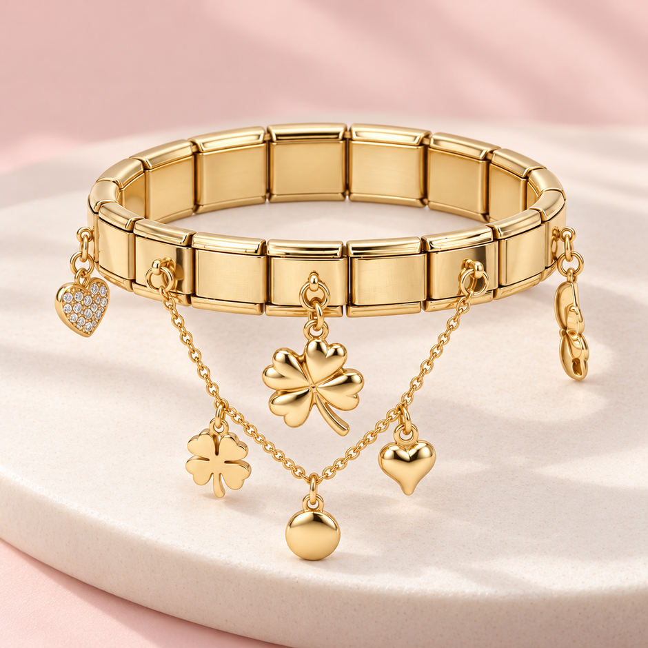 Bracelet Bella doré extensible – Trèfles & cœurs sur support ivoire