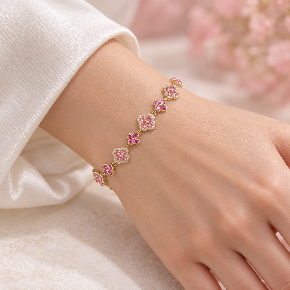 Bracelet Éclat fleuri – Rose porté au poignet