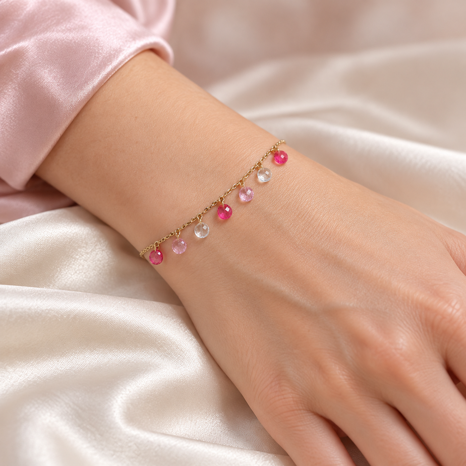 Bracelet Éclats de couleur rose porté au poignet