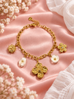 Bracelet Flora doré à fleurs blanches, vue complète sur satin rose poudré – Secret de Rose bijoux